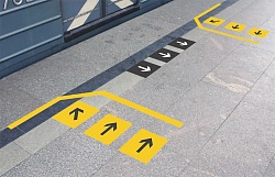 Навигационная разметка в метро "Место открывание дверей"