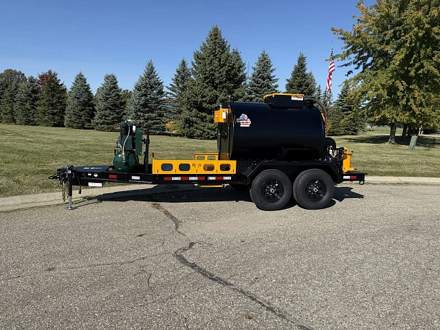 Прицепная установка для нанесения защитных покрытий на асфальт Sealcoat Tank