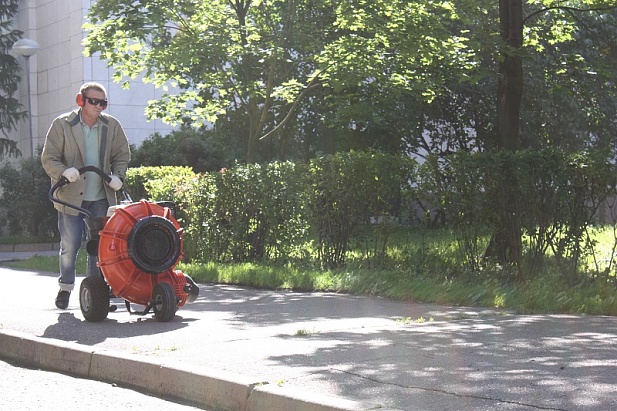 Почему очистка асфальта перед нанесением защитно-герметичного покрытия на асфальт так важна?