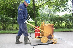 Услуги по герметизации и заполнению трещин на асфальте горячими герметиками